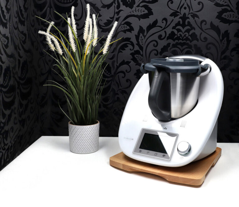 fotografia produktowa blendera kuchennego na białym tle w aranżacji