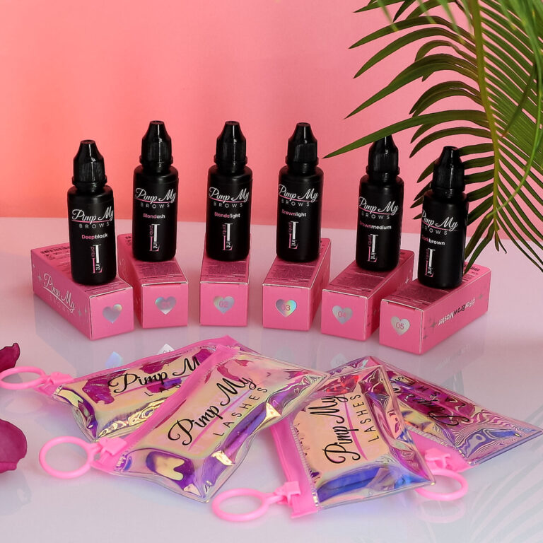 Fotografia produktowa Wrocław – kreatywna sesja beauty marki Pimp My Lashes: zestaw czarnych buteleczek z produktami do rzęs na różowych kartonikach, w otoczeniu holograficznych saszetek i liścia palmy na pastelowym tle.
